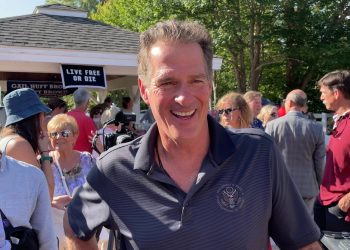 Bivši Trumpov veleposlanik gleda na povratak u Senat, potencijalno pripremajući ključni revanš kampanje za swing state