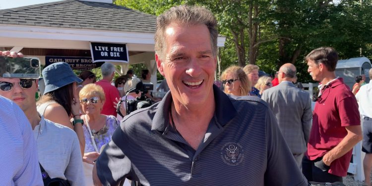 Bivši Trumpov veleposlanik gleda na povratak u Senat, potencijalno pripremajući ključni revanš kampanje za swing state