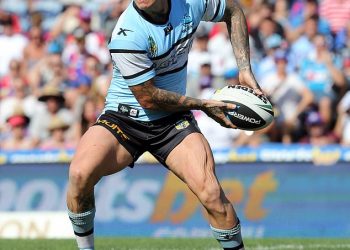 Bivši nogavi zločesti dečko posjećuje Brisbane Broncose kako bi razgovarao s igračima tima kao dio svoje nove uloge u NRL-u