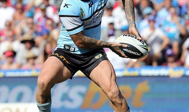 Bivši nogavi zločesti dečko posjećuje Brisbane Broncose kako bi razgovarao s igračima tima kao dio svoje nove uloge u NRL-u