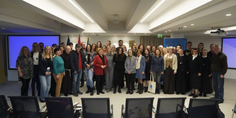 Brojne ustanove i udruge s područja SDŽ dobile prigodan poklon od županije: “Simboličan je to čin, ali njihova ljubav i briga je sve, samo nije simbolična”