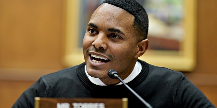 Bujica napada demokrata Ritchieja Torresa na vlastitu stranku potaknula je buru predizbora u New Yorku