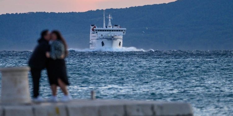 Bura stvara probleme, trajekti i katamarani ne plove večeras. Ivana Marković podijelila važnu obavijest za otočane