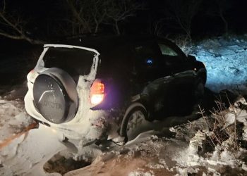 Čak i terenac nije imaš šanse protiv snježne vijavice. HGSS i Civilna zaštita apeliraju: “Suzdržite se odlaska na planine; puno je snijega i leda”