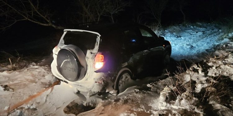 Čak i terenac nije imaš šanse protiv snježne vijavice. HGSS i Civilna zaštita apeliraju: “Suzdržite se odlaska na planine; puno je snijega i leda”