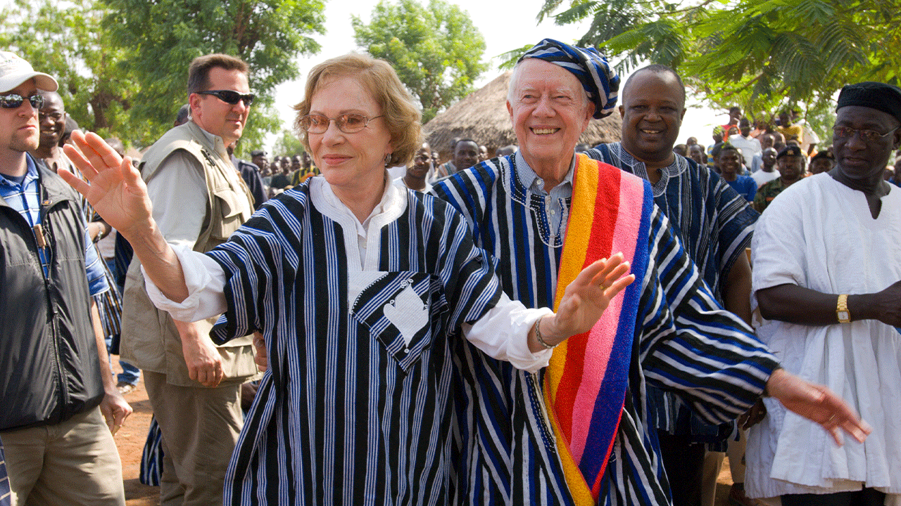 Bivši američki predsjednik Jimmy Carter i bivša prva dama Rosalynn Carter nose tradicionalnu gansku odjeću, dar poglavice sela Tingoli u sjevernoj Gani, gdje je Carter Center, u suradnji s Ministarstvom zdravstva Gane, radio na iskorjenjivanju gvinejske gliste i eliminaciji trahom. Carterovi su posjetili selo 8. veljače 2007. u sklopu dvotjedne zdravstvene turneje po udaljenim afričkim selima.