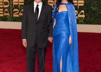 Catherine Zeta-Jones, 55, vizija je u blistavoj kraljevsko plavoj haljini dok postavlja omiljenu izložbu sa suprugom Michaelom Douglasom, 88, na ceremoniji otvaranja Međunarodnog filmskog festivala na Crvenom moru