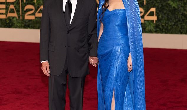 Catherine Zeta-Jones, 55, vizija je u blistavoj kraljevsko plavoj haljini dok postavlja omiljenu izložbu sa suprugom Michaelom Douglasom, 88, na ceremoniji otvaranja Međunarodnog filmskog festivala na Crvenom moru