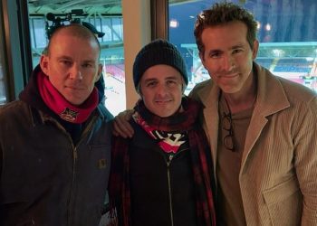 Channing Tatum omamljuje žedne velške mještane kupujući rundu pića tijekom posjeta pubu u Wrexhamu s Ryanom Reynoldsom i rockerom Green Daya Billiejem Joeom Armstrongom