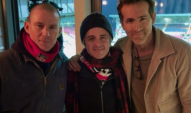 Channing Tatum omamljuje žedne velške mještane kupujući rundu pića tijekom posjeta pubu u Wrexhamu s Ryanom Reynoldsom i rockerom Green Daya Billiejem Joeom Armstrongom