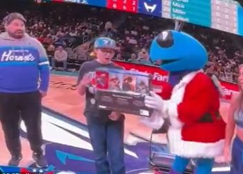 Charlotte Hornetsi se puzeći ispričavaju i priznaju da su uzeli natrag PS5 nakon što su ga poklonili djetetu na terenu