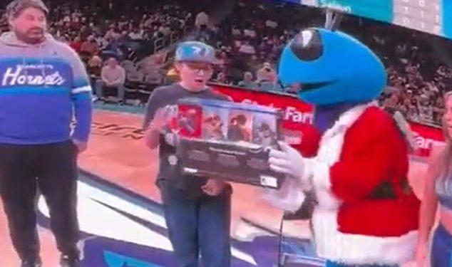 Charlotte Hornetsi se puzeći ispričavaju i priznaju da su uzeli natrag PS5 nakon što su ga poklonili djetetu na terenu