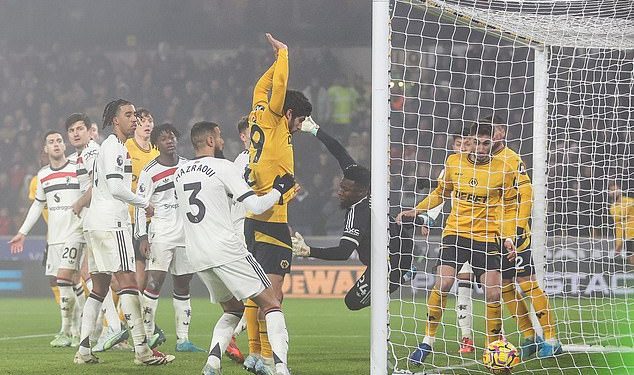 Chris Sutton osudio zvijezdu Man Uniteda zbog pogrešaka ‘Ispod 12 godina’ dok stručnjak daje mračnu prognozu za Rubena Amorima prije okršaja s Newcastleom