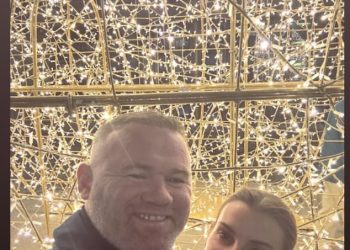 Coleen Rooney konačno se ponovno ujedinjuje s Wayneom dok uživaju u romantičnoj noći u Manchesteru nakon njezinog jednomjesečnog boravka u Australiji