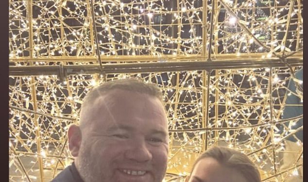Coleen Rooney konačno se ponovno ujedinjuje s Wayneom dok uživaju u romantičnoj noći u Manchesteru nakon njezinog jednomjesečnog boravka u Australiji