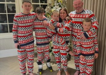 Coleen Rooney ponovno se ujedinjuje sa suprugom Wayneom za slatko blagdansko snimanje sa svojim sinovima u istim pidžamama dok slave Božić