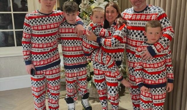 Coleen Rooney ponovno se ujedinjuje sa suprugom Wayneom za slatko blagdansko snimanje sa svojim sinovima u istim pidžamama dok slave Božić