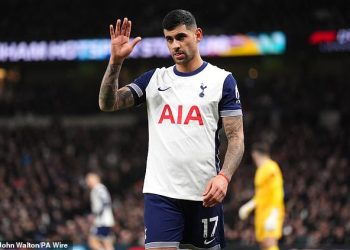 Cristian Romero izgleda uništeno nakon što je izbačen samo 15 minuta nakon povratka u Tottenham… nakon što se činilo da se obrambeni igrač ponovno ozlijedio u pokušaju stražnjeg udarca u okršaju protiv Chelseaja