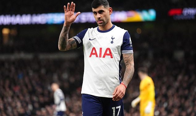 Cristian Romero izgleda uništeno nakon što je izbačen samo 15 minuta nakon povratka u Tottenham… nakon što se činilo da se obrambeni igrač ponovno ozlijedio u pokušaju stražnjeg udarca u okršaju protiv Chelseaja