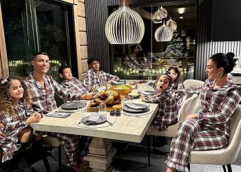 Cristiano Ronaldo nosi iste pidžame sa svojom obitelji u Laponiji, dok Chrissy Teigan i John Legend lete u London dok vode slavne osobe koje slave Božić