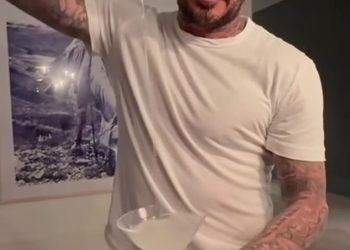 David Beckham postaje barmen kako bi poslužio Posh koktel dok Gordon Ramsay i Cristiano Ronaldo pokazuju svoje timske pidžame… kako su bogati i slavni slavili Božić ove godine