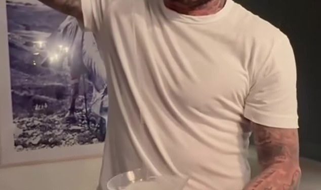 David Beckham postaje barmen kako bi poslužio Posh koktel dok Gordon Ramsay i Cristiano Ronaldo pokazuju svoje timske pidžame… kako su bogati i slavni slavili Božić ove godine