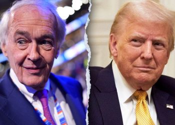 Dem tvrdi da bi vas Trumpovo ovlasti za nuklearni napad ‘trebalo prestrašiti’ — onda ljudi ističu očito