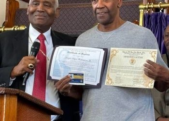 Denzel Washington kršten i uručen mu je službena dozvola u njujorškoj crkvi uoči značajnog rođendana