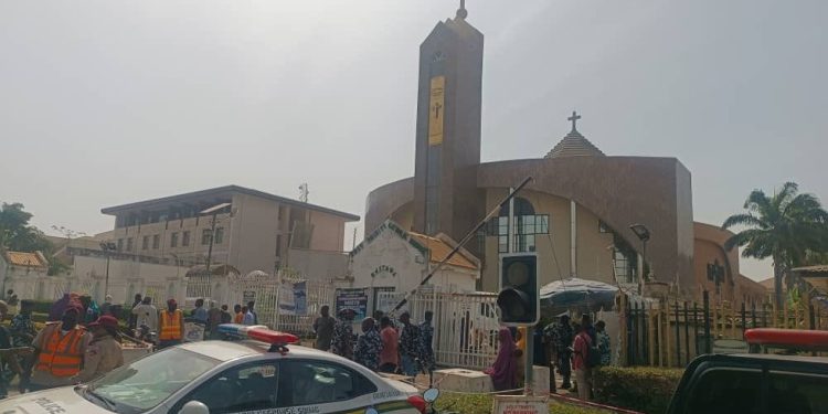 Deseci ubijenih u stampedu na događajima podjele pomoći u Nigeriji — RT Africa