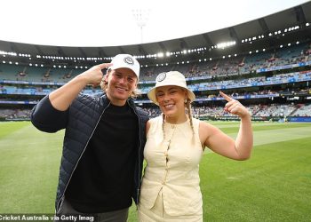 Djeca Shanea Warnea Brooke i Jackson izlaze na teren u MCG uoči drugog dana četvrtog ispita između Australije i Indije