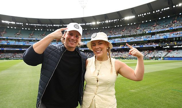 Djeca Shanea Warnea Brooke i Jackson izlaze na teren u MCG uoči drugog dana četvrtog ispita između Australije i Indije