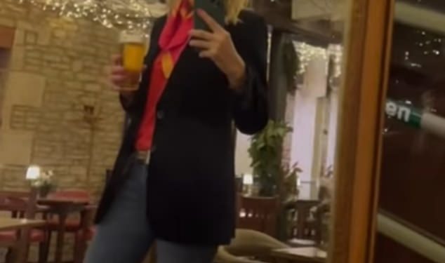 Djevojka Jeremyja Clarksona Lisa Hogan prikazuje VRLO bezobrazan božićni dekor para u pubu The Farmer’s Dog