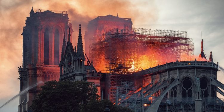 Dogodilo se čudo u katedrali Notre Dame: ‘Ateista zaslijepila zastrašujuća svijetlost’