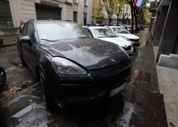 Drogiran u Porscheu prekoračio brzinu. Policija: ‘Prima socijalnu pomoć a vozi Cayenne, nema ni vozačku, ovo je kazna!‘