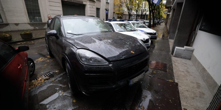 Drogiran u Porscheu prekoračio brzinu. Policija: ‘Prima socijalnu pomoć a vozi Cayenne, nema ni vozačku, ovo je kazna!‘