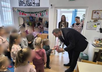 Dropuljić darivao vrtićku djecu Podstrane, evo kako je izgledao posjet