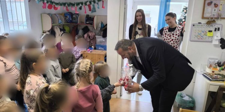 Dropuljić darivao vrtićku djecu Podstrane, evo kako je izgledao posjet