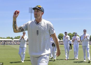 Engleska je stigla do pobjede od osam vrata protiv Novog Zelanda u prvom ogledu dok smrtonosni Brydon Carse prijeti domaćinu, a debitant Jacob Bethell postiže neporaženih 50