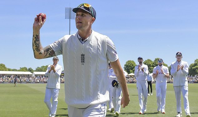 Engleska je stigla do pobjede od osam vrata protiv Novog Zelanda u prvom ogledu dok smrtonosni Brydon Carse prijeti domaćinu, a debitant Jacob Bethell postiže neporaženih 50