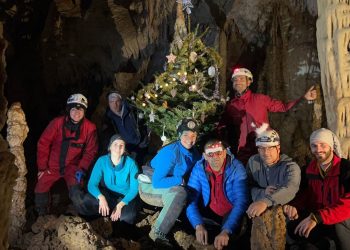 FASCINANTNO Okitili božićno drvce u špilji na Vrdovu
