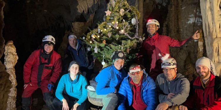 FASCINANTNO Okitili božićno drvce u špilji na Vrdovu