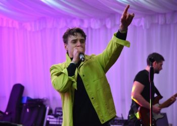 (FOTO) Adi Šoše zagrijao brojnu publiku na kaštelanskom adventu