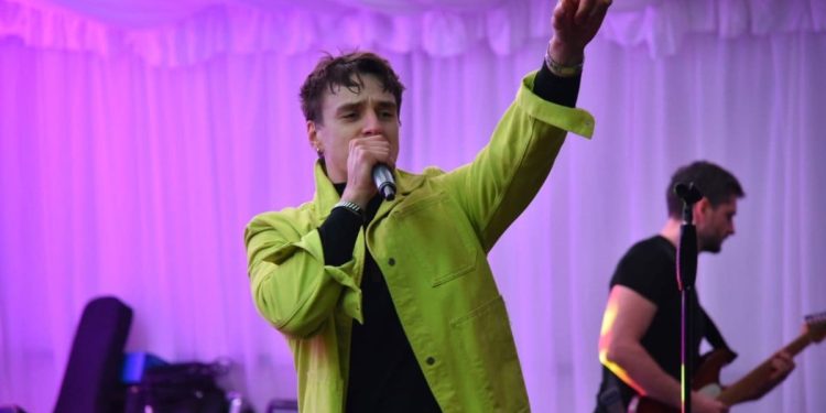 (FOTO) Adi Šoše zagrijao brojnu publiku na kaštelanskom adventu