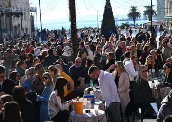 FOTO I VIDEO Najluđi dan u godini ‘ozbiljno’ se shvatio u Splitu. Grad je ‘krcat’, ne može se proći Rivu, Marmontovu, Prokurative, Pjacu… Evo prizora