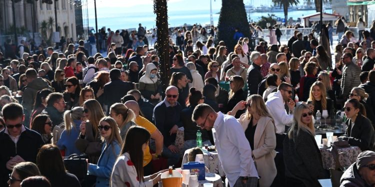 FOTO I VIDEO Najluđi dan u godini ‘ozbiljno’ se shvatio u Splitu. Grad je ‘krcat’, ne može se proći Rivu, Marmontovu, Prokurative, Pjacu… Evo prizora