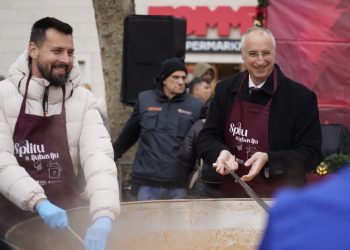 FOTO I VIDEO U Splitu je pet tisuće porcija bakalara planulo za čas