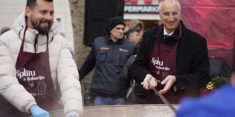 FOTO I VIDEO U Splitu je pet tisuće porcija bakalara planulo za čas