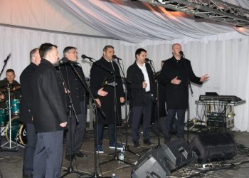 FOTO Klapa Rišpet rasplesala Kaštela unatoč kiši: Večer za pamćenje u Božićnom gradu