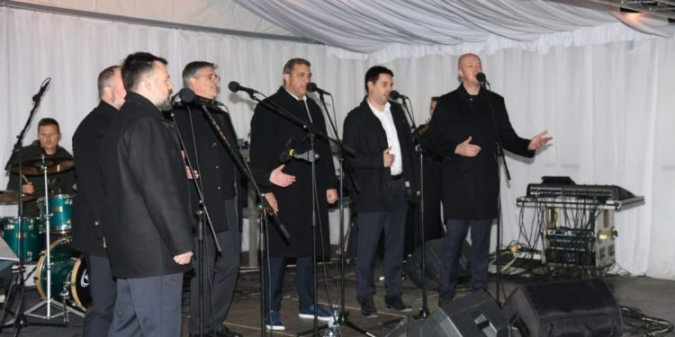 FOTO Klapa Rišpet rasplesala Kaštela unatoč kiši: Večer za pamćenje u Božićnom gradu