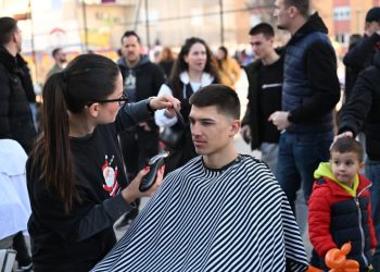 FOTOGALERIJA I VIDEO Ovo su najbolji prizori u Splitu. Rijetko se viđa ovaj spektakl na ulici: “Sve je u humanitarne svrhe – za našu djecu”